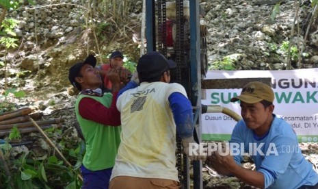 Pengeboran sumur wakaf yang dilakukan Global Wakaf dan Aksi Cepat  Tanggap (ACT) DIY di Dusun Dringo, Desa Girijati, Kecamatan Purwosari,  Kabupaten Gunungkidul, DIY, Jumat (30/11) lalu. 