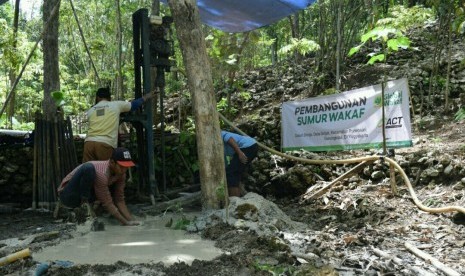 Pengeboran sumur wakaf yang dilakukan Global Wakaf dan Aksi Cepat  Tanggap (ACT) DIY di Dusun Dringo, Desa Girijati, Kecamatan Purwosari,  Kabupaten Gunungkidul, DIY, Jumat (30/11) lalu. 