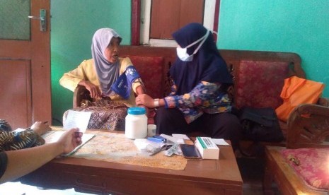 Pengecekan gula darah oleh relawan Rumah Zakat