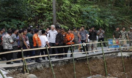 Pengecekan jalur alternatif yang menghubungkan Banjarnegara-Kebumen di Desa Pagedongan, Kecamatan Pagedongan, Kabupaten Banjarnegara amblas pada Ahad (7/5/2023) lalu.