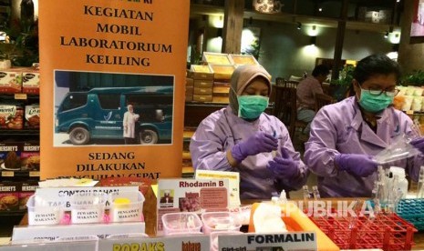 Pengecekan sampel oleh BPOM di salah satu supermarket Kemang, Jakarta Selatan, Selasa (16/5) siang.