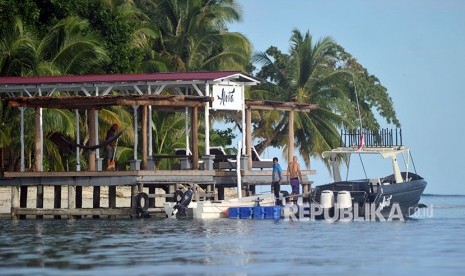 Pengelola resor berada di dermaga Pulau Nyang-nyang, Siberut Barat Daya, Kab. Kepulauan Mentawai, Sumatera Barat, Sabtu (28/4).(Antara/Iggoy el Fitra)