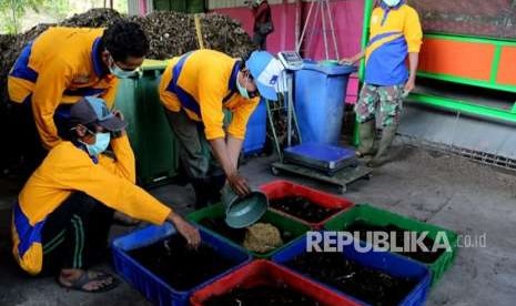 Ilustrasi pengelolan sampah. Foto: Pengelolaan sampah dengan menggunakan teknologi Black Soldier Fly (BSF) atau larva yang diterapkan Pemkot Surabaya.(dok. Pemkot Surabaya)