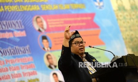 Ketua Umum Jaringan Sekolah Islam Terpadu (JSIT) Sukro Muhab memberikan sambutan saat pembukaan seminar dan sosialisi penduan pengelolaan lembaga penyelenggara sekolah islam terpadu di Jakarta, Jumat (5/2).