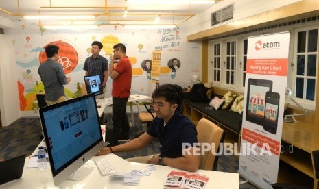 Pengembang aplikasi melayani kunjungan pegiat UMKM saat peluncuran platform startupberbagi.com di Mandiri Inkubator Bisnis, Jakarta, Jumat (16/12). 