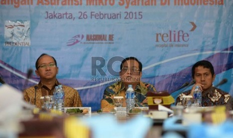 Pengembangan Asuransi Mikro Syariah: Direktur IKNB Syariah OJK Mochammad Muchlasin (tengah), Wakil Ketua Umum Kadin Bidang Perbankan dan Finansial Rosan R. Roeslani (kiri), dan Ketua Asosiasi Asuransi Syariah Indonesia Adi Pramana menjadi narasumber dalam 