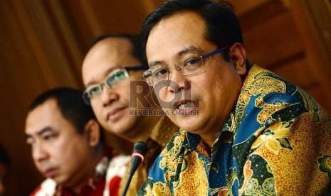 Direktur IKNB Syariah OJK Mochammad Muchlasin (kanan)