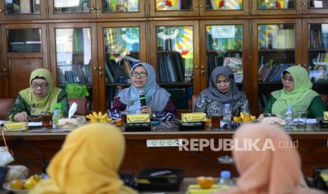 Aisyiyah Buat Gerakan Nasional Ta'awun Peduli Covid-19. Foto Ilustrasi: Pengembangan Dakwah Inklusi. Ketua Umum PP Aisyiyah, Nurjannah Johantini menyampaikan paparan saat diskusi tentang pengembangan dakwah inklusi di Kantor PP Aisyiah, Yogyakarta, Kamis (5/3).