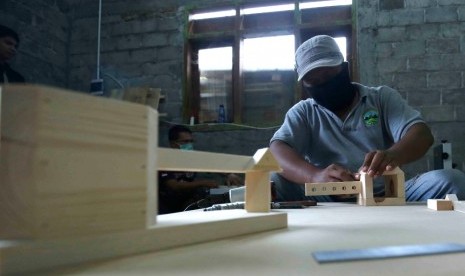 Pengembangan industri ekonomi kreatif pengolahan limbah kayu palet bagi warga yang tinggal di Desa Kemudo, Prambanan, Jawa Tengah.