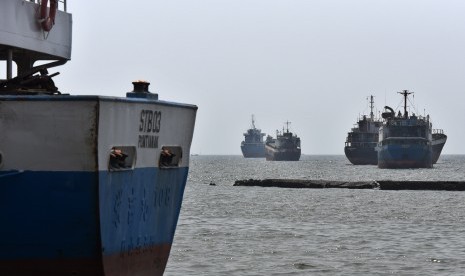 Pengembangan Industri Galangan Kapal-Sejumlah kapal menunggu proses bongkar muat di Kawasan Pelabuhan Sunda Kelapa, Jakarta, Selasa (30/6).