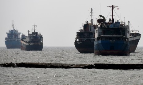 Pengembangan Industri Galangan Kapal-Sejumlah kapal menunggu proses bongkar muat di Kawasan Pelabuhan Sunda Kelapa, Jakarta, Selasa (30/6).