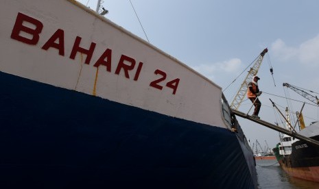 Pengembangan Industri Galangan Kapal-Seorang pekerja turun dari kapal yang melakukan proses bongkar muat di Kawasan Pelabuhan Sunda Kelapa, Jakarta, Selasa (30/6).