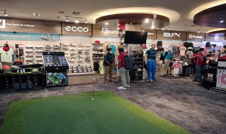 Pengembangan olah raga golf di kalangan anak muda gencar dilakukan para pegolf sebagai upaya regenerasi. Tampak salah satu kegiatan di outlet perlengkapan golf di Jakarta