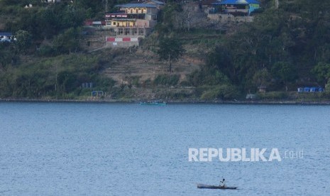 Pengembangan Wisata Danau Toba Aktivitas warga mengguakan sampan di Danau Toba, Sumatra Utara, Sabtu (20/8).