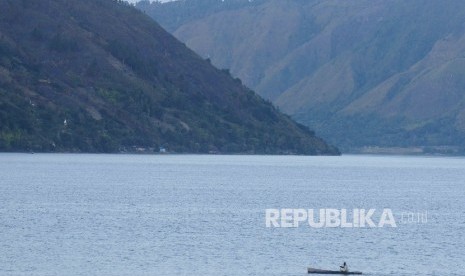 Pengembangan Wisata Danau Toba Aktivitas warga mengguakan sampan di Danau Toba, Sumatra Utara, Sabtu (20/8).