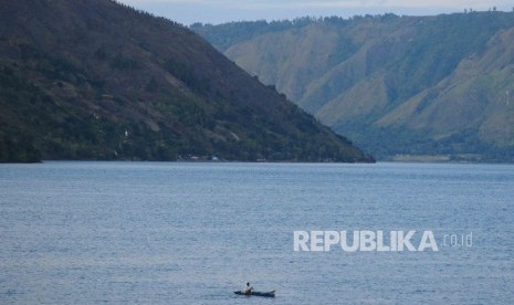 Pengembangan Wisata Danau Toba Aktivitas warga mengguakan sampan di Danau Toba, Sumatra Utara, Sabtu (20/8).