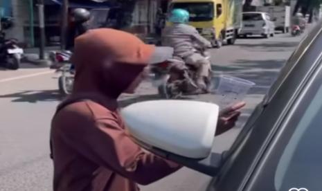 Pengemis di Pati, Jawa Tengah, Aris Munaji setelah terekam sedang memeluk seorang wanita.