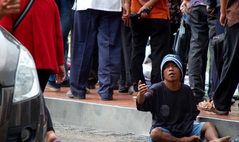 Pengemis di sudut jalan Jakarta.