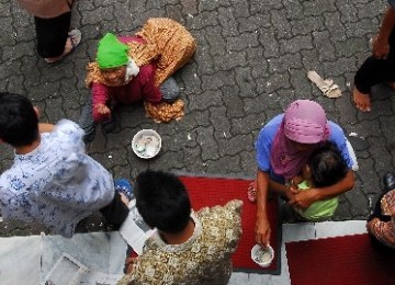 Pengemis meminta-minta kepada para jamaah usai shalat Jumat di Masjid Cut Muetia, Jakarta Pusat.