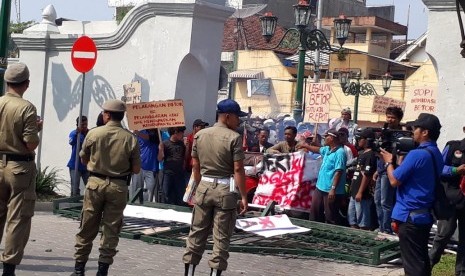 Pengemudi becak bentor melakukan aksi menuntut keadilan di depan  pintu gerbang kamtor gubernur diy di kepatihan .yogyakarta Senin (4/6) setelah merobohkan pintu gerbang masuk kepatihan  mereka baru mendapat kepastian untuk.diterima oleh Asisten Bidang Perekonomian dan Pembangunan Setda DIY Budi  Wibowo