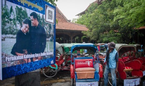 Pengemudi becak mencuci becak yang akan digunakan untuk mengantar tamu undangan pernikahan Kahiyang Ayu dan Bobby Nasution di Ngarsopuro, Solo, Jawa Tengah, Jumat (3/11). 