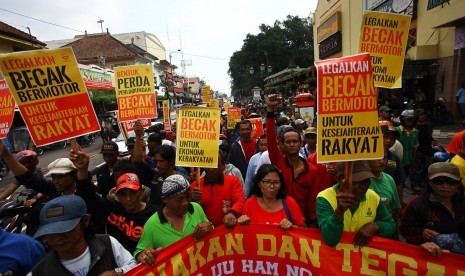 Pengemudi becak motor (bentor) yang tergabung dalam Front Persatuan Nasional Perjuangan Becak Motor Indonesia melakukan aksi unjuk rasa di Jalan Malioboro, DI Yogyakarta, Rabu (30/3).