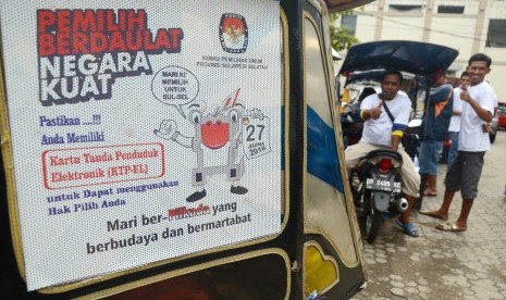 Pengemudi becak motor yang telah dipasangi stiker bersiap melakukan konvoi saat Sosialisasi Pilkada Serentak Pemilihan Gubernur Sulsel di Makassar, Sulawesi Selatan, Jumat (24/11).