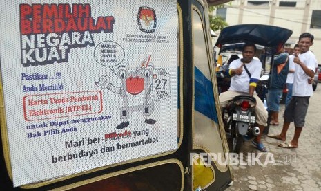 Pengemudi becak motor yang telah dipasangi stiker bersiap melakukan konvoi saat Sosialisasi Pilkada Serentak Pemilihan Gubernur Sulsel di Makassar, Sulawesi Selatan, Jumat (24/11). Stiker tersebut   berisikan informasi dan ajakan masyarakat untuk memilih serta mendaftar diri memperoleh e-KTP guna peningkatan partisipasi pemilih di Pilgub Sulsel serta  pilkada Bupati Wakli Kota pada 27 Juni 2018.