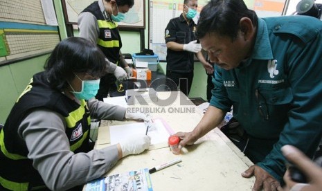  Pengemudi bus menjalani tes urine di Terminal Cicaheum, Bandung, Selasa (6/8).  (Republika/Edi Yusuf)