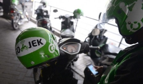 Pengemudi Gojek mencari penumang melalui aplikasi seluler di Jakarta, Jumat (3/7).