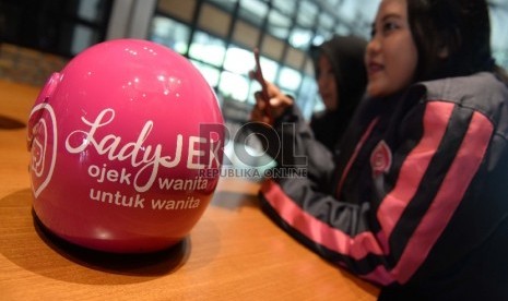 Pengemudi LadyJek berkumpul usai peluncuran di Jakarta, Kamis (8/10).   (Republika/Wihdan)