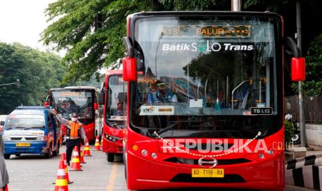 Pengemudi mengoperasikan bus Batik Solo Trans (BST) saat peresmian layanan Transportasi Ekonomis, Mudah, Andal, dan Nyaman (Teman) Bus di kawasan Balai Kota Solo, Jawa Tengah, Selasa (29/12/2020). Layanan Teman Bus tersebut mulai dioperasikan di lima kota, yaitu Solo, Medan, Palembang, Yogyakarta, dan Bali untuk memudahkan masyarakat dalam menggunakan transportasi publik.