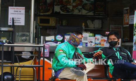 Pengemudi ojek daring menunggu pesanan makanan di sebuah restoran di Malang. Perkumpulan Pengusaha Kuliner Indonesia mendukung upaya pemerintah untuk menekan laju inflasi, terutama menjaga harga bahan-bahan pangan yang terkait dengan pasokan bahan bisnis kuliner. Apkulindo meyakini dampak resesi global bisnis kuliner tidak separah masa-masa PSBB atau PPKM. 