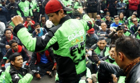 Pengemudi ojek online atau GoJek berunjukrasa di depan Balai Kota Bandung, Jawa Barat, Selasa (1/12).