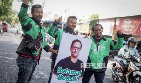 Pengemudi ojek online Gojek membawa poster ucapan selamat kepada Pendiri dan CEO Gojek Nadiem Makarim di Solo, Jawa Tengah, Rabu (23/10/2019).