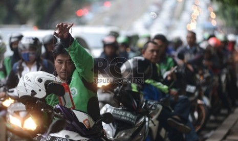  Pengemudi ojek online menunggu penumpang di Kawasan Kota Kasablanka, Jakarta Selatan, Jumat (18/12).