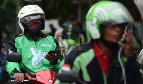 Pengemudi ojek online menunggu penumpang di Kawasan Kota Kasablanka, Jakarta Selatan, Jumat (18/12).