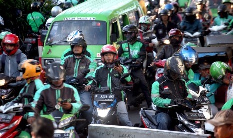 Pengemudi ojek online (ojol) menunggu penumpang di kawasan Paledang, Kota Bogor, Jawa Barat, Selasa (26/3/2019).