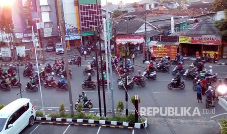 Pengemudi ojek online serang supir angkot di Jalan MT Haryono Kelurahan Suka Sari, Tangerang. Pecahan kaca angkot dan helm berserakan di lokasi kejadian, Rabu (8/3).