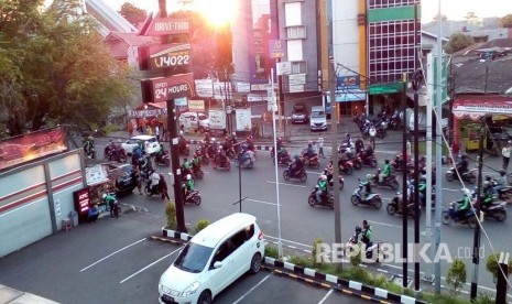 Pengemudi ojek online serang supir angkot di Jalan MT Haryono Kelurahan Suka Sari, Tangerang. Pecahan kaca angkot dan helm berserakan di lokasi kejadian, Rabu (8/3).