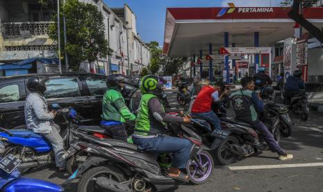 Pengemudi sepeda motor antre mengisi BBM di SPBU (ilustrasi). Pemerintah memprediksi laju inflasi berada kisaran 6,6 persen sampai 6,8 persen pada akhir tahun ini. Adapun proyeksi tersebut dipicu kenaikan harga bahan bakar minyak (BBM) subsidi.