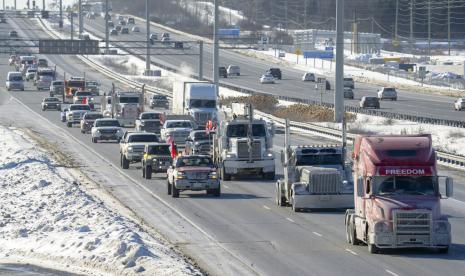 Pengemudi truk berkonvoi menuju Parliament Hill di Ottawa, Kanada, Sabtu (29/1/2022). Mereka memprotes mandat vaksin.