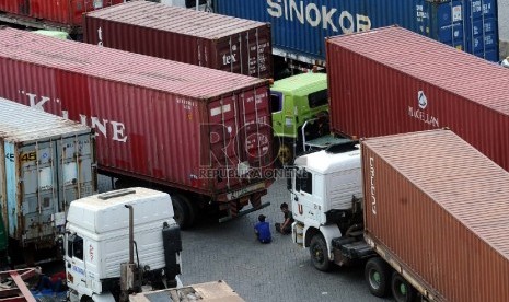 Pengemudi truk peti kemas saat menunggu antre di gerbang Jakarta International Container Terminal (JICT), Tanjung Priok, Jakarta, Selasa (28/7).