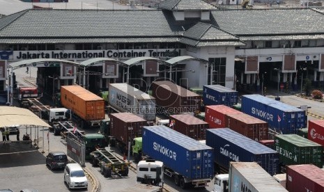 Puluhan truk peti kemas antre di gerbang Jakarta International Container Terminal (JICT), Tanjung Priok, Jakarta, Selasa (28/7).