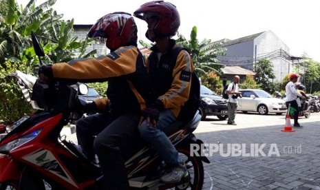 Pengemudi Uber mendatangi GOR Bendungan Hilir Jakarta Pusat untuk mendaftar sebagai mitra Grab Jumat (6/4).. Pendaftaran dibuka pukul 08.00 WIB hingga 17.00 WIB.