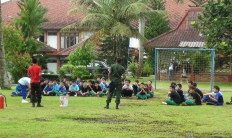 Pengenalan siaga bencana, salah satu kegiatan siswa SMP Internat Al-Kausar Sukabumi.