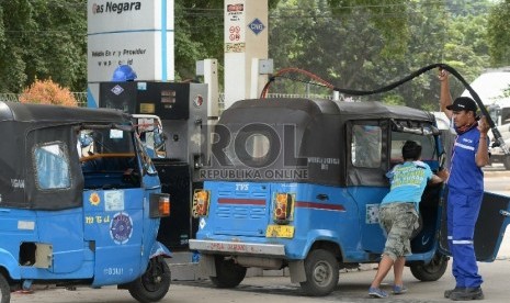 Pengendara Bajaj mengantre untuk mengisi bahan bakar gas (BBG) di salah satu Stasiun Pengisian Gas, Jakarta, Rabu (25/2).