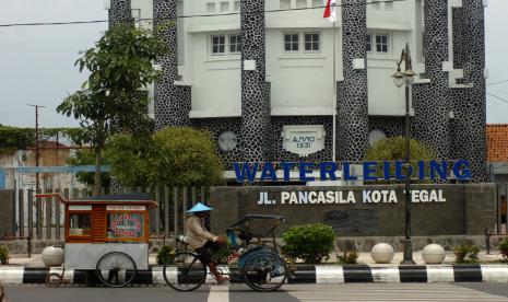 Pengendara becak melintas samping tempat wisata Waterleiding di kawasan Taman Pancasila Kota Tegal, Jawa Tengah, Selasa (22/2/2022). Berdasarkan surat Intruksi Menteri Dalam Negeri Nomor 12 Tahun 2022, mulai 22 Februari 2022 Kota Tegal naik status dari level tiga ke level empat sehingga pelaksanaan PPKM akan mengoptimalkan posko COVID-19 di tingkat kelurahan serta membatasi aktivitas warga di ruang publik dan wajib menerapkan protokol kesehatan guna memutus mata rantai COVID-19.