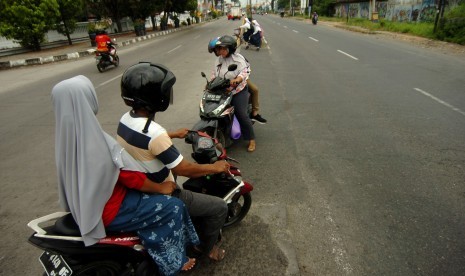 Pengendara dengan kendaraannya bersiap memutar arah di jalur Pantura, Tegal, Jawa Tengah, Senin (27/5/2019).