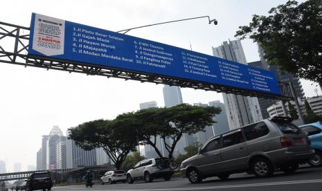 Pengendara kendaraan bermotor melintas di kawasan Jalan Jenderal Sudirman saat hari pertama pemberlakuan kembali kebijakan ganjil-genap kendaraan di Jakarta, Senin (3/8/2020). Pemprov DKI Jakarta kembali memberlakukan kebijakan ganjil-genap bagi kendaraan roda empat pribadi di 25 ruas jalan di Jakarta untuk membatasi mobilitas warga dan menghindari adanya penumpukan kendaraan di jalan raya pada masa Pembatasan Sosial Berskala Besar (PSBB) transisi.